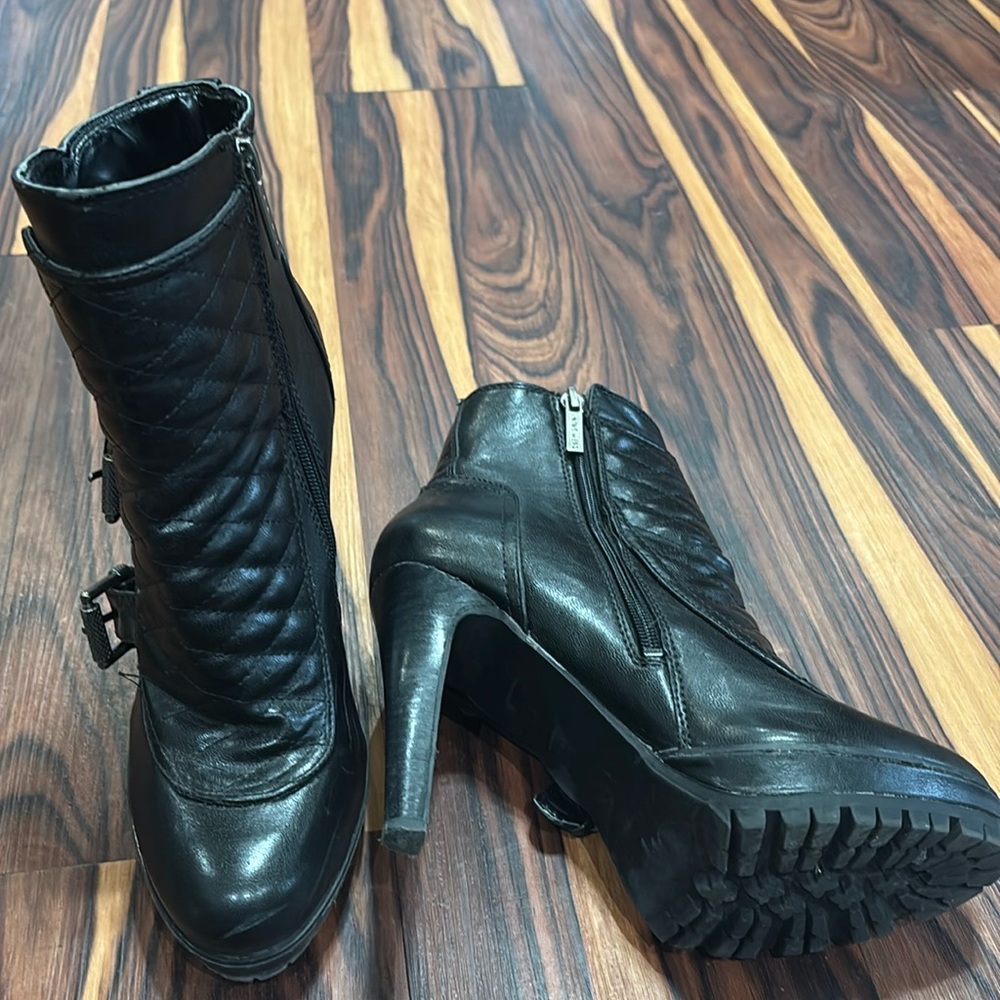 Nine West size 7 stiletto boots zip up 4 inch heel worn with some slight scuffs